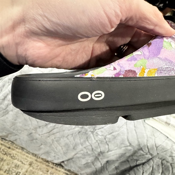 Oofos sandals only worn once - Picture 2 of 5